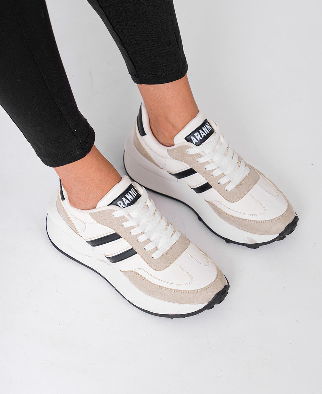 ZAPATILLA BLANCO CON LINEA NEGRO NORAH