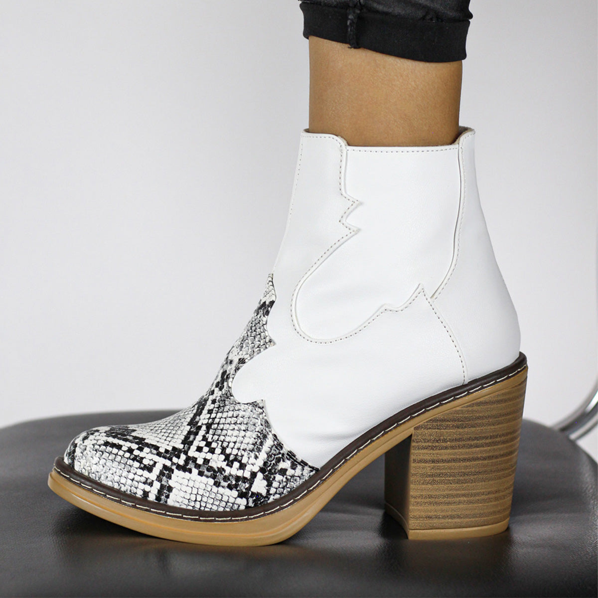 BOTINES REPTIL BLANCO  KIRA