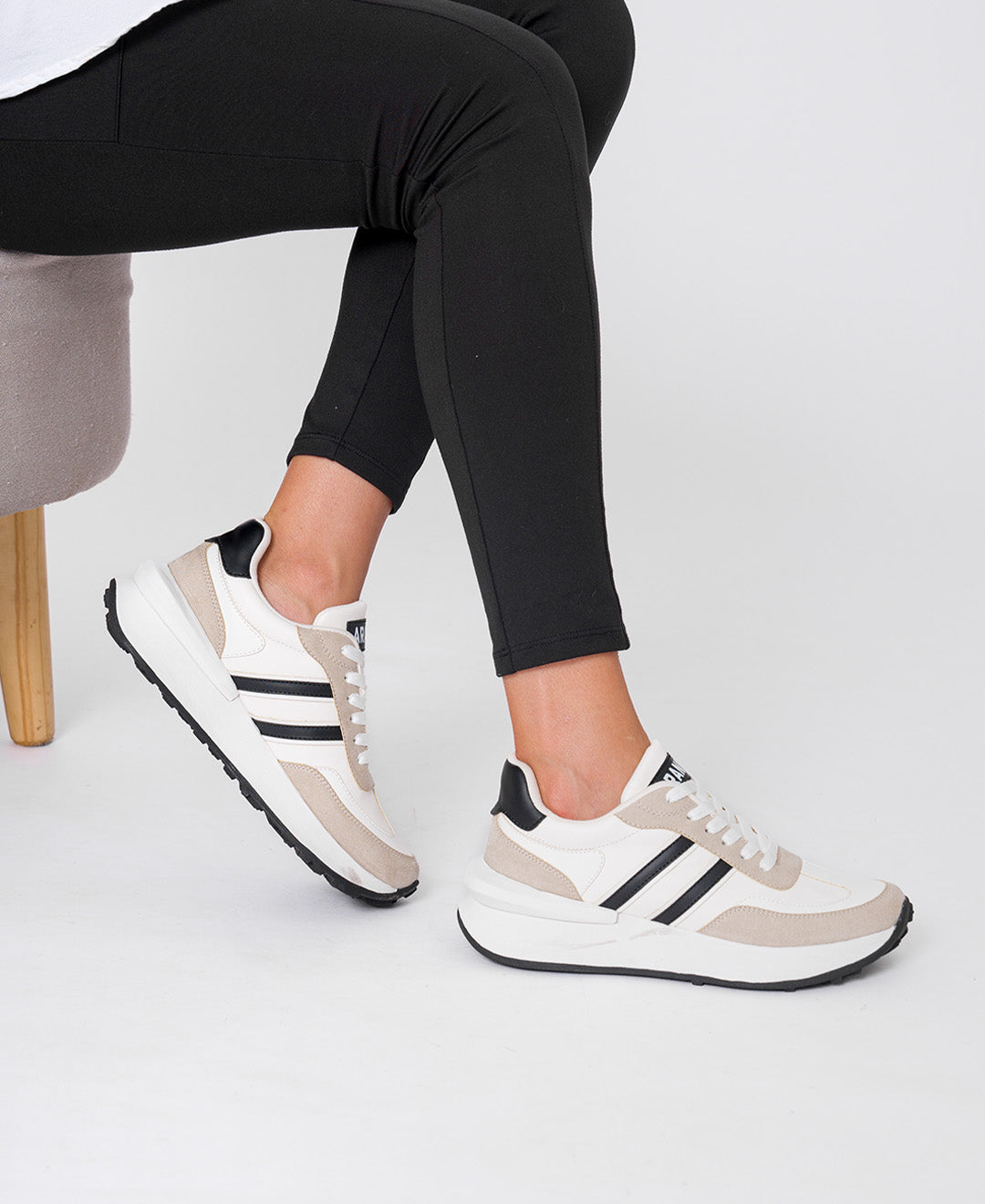 ZAPATILLA BLANCO CON LINEA NEGRO NORAH