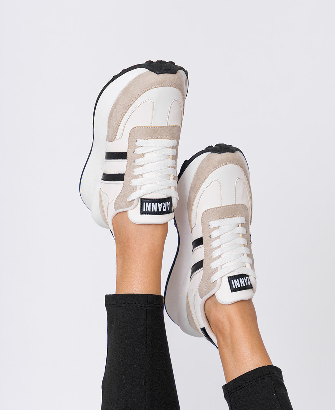 ZAPATILLA BLANCO CON LINEA NEGRO NORAH